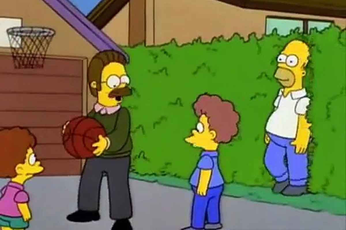 Homer saliendo de un arbusto como Terminator